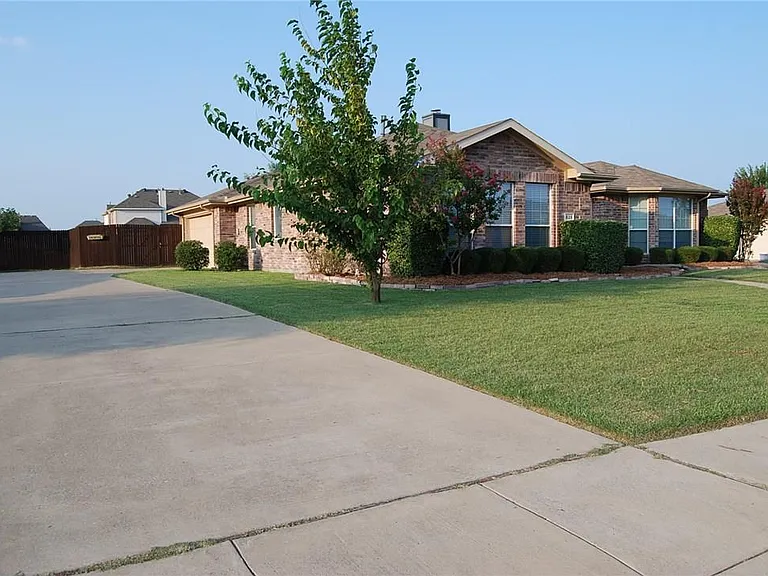 625 Rothschild Ln — Photo 2