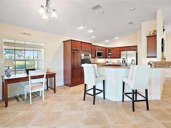 5th image of 1945 Abordale Ln