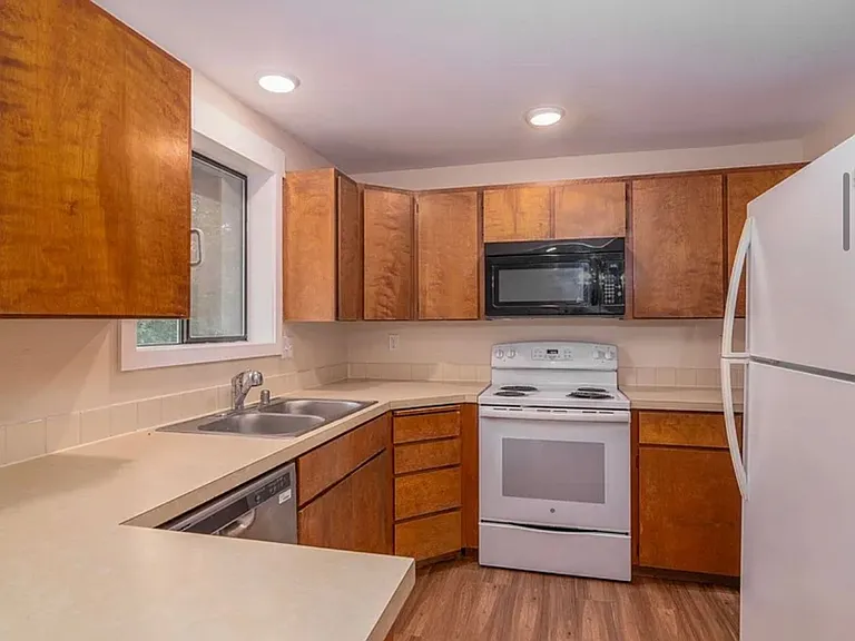 505 W 6th St — Photo 19