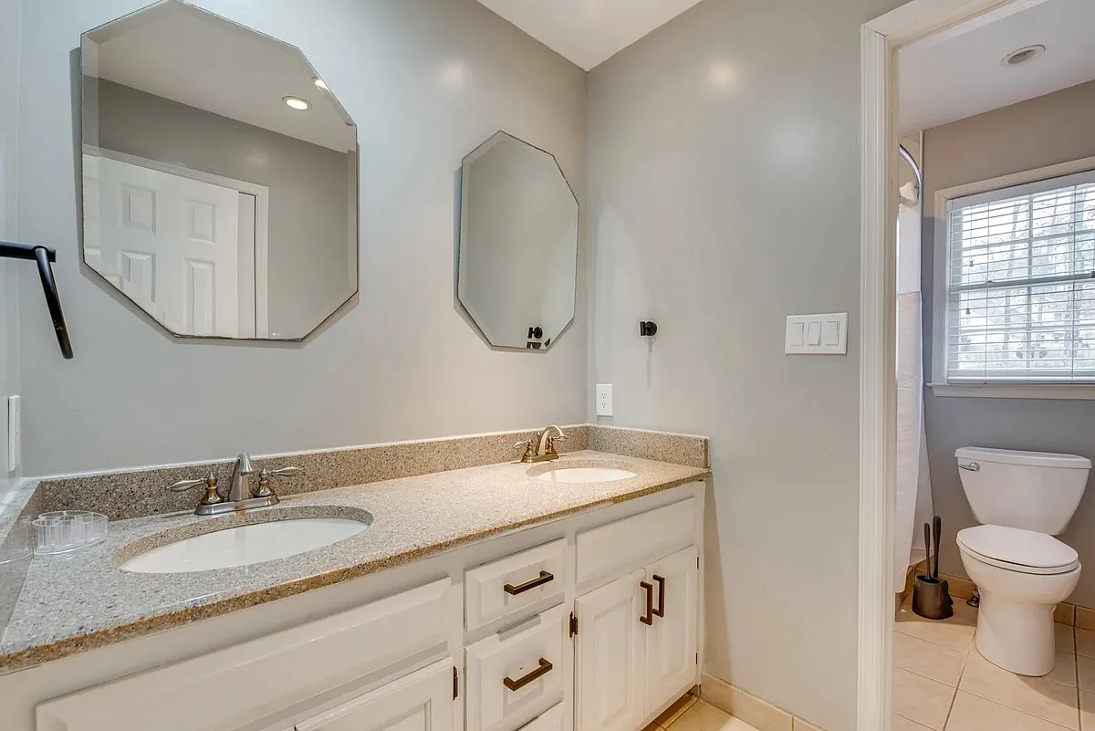 Bathroom Shared - Breconridge Dr S