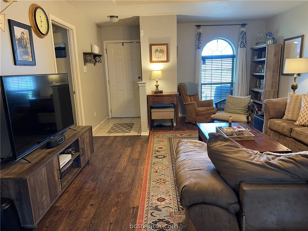 3 bed, 1080 sqft, $1,400 — Photo 3