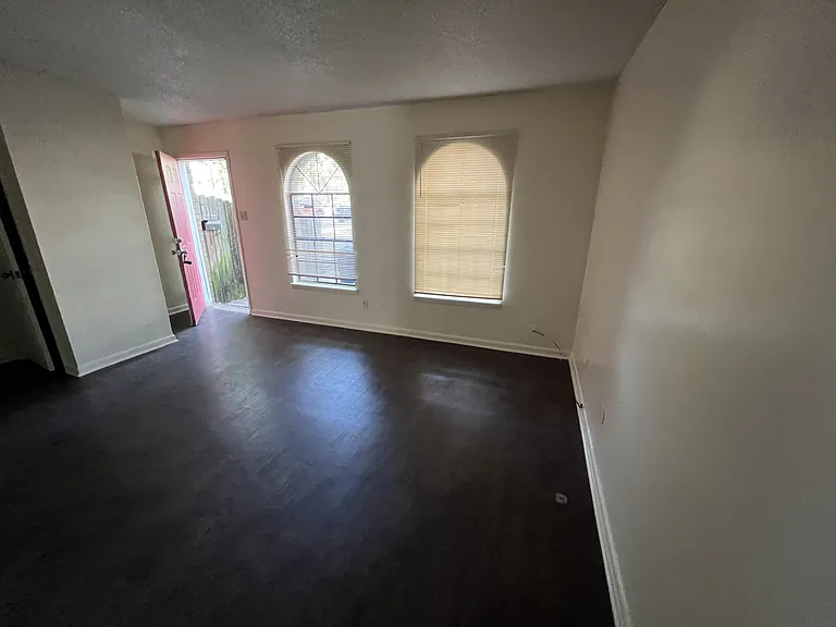 2712 John Ashley Dr — Photo 3