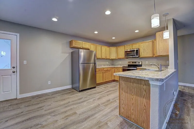 3 bed, 2.0 bath, 1507 sqft, $2,200 — Photo 2