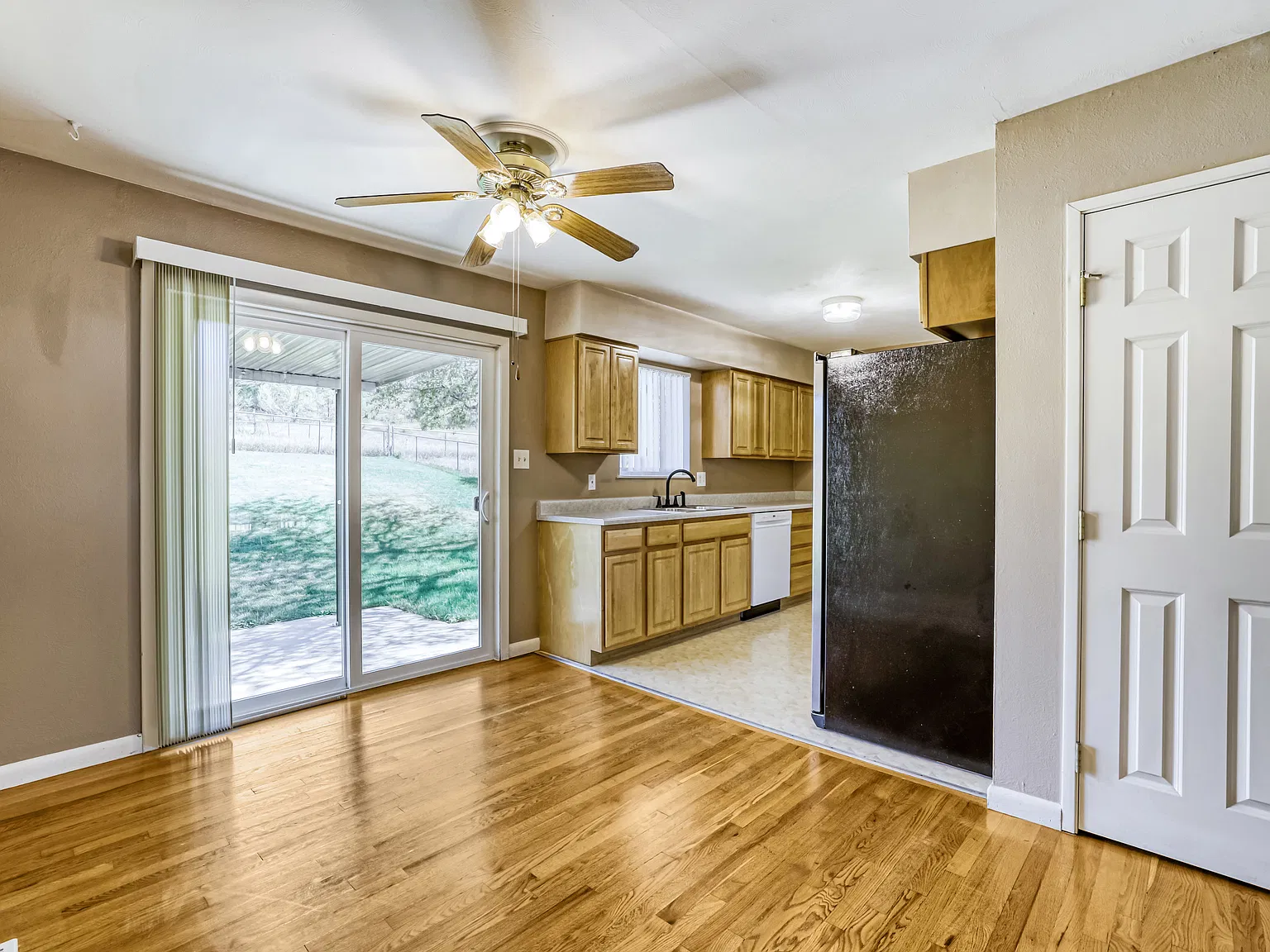 3 bed, 1988 sqft, $2,495 — Photo 4