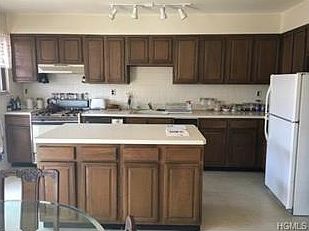 4th image of 28 Milford Ln APT C