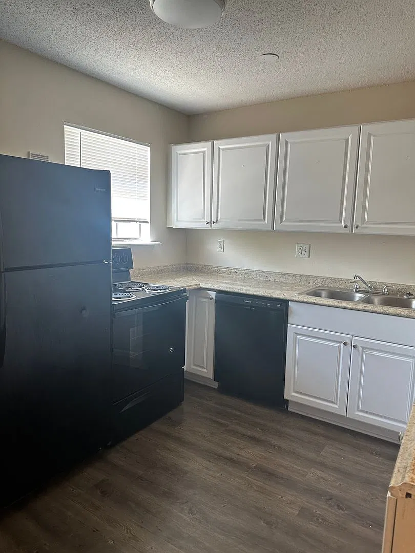 2 Bedroom 1.5 Bathroom Condo Near University — Photo 2