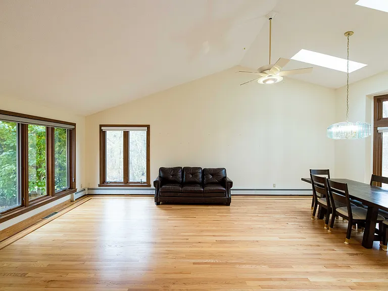 18 Clifford Ave — Photo 4