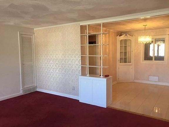 3rd image of 13 Woodedge Cir