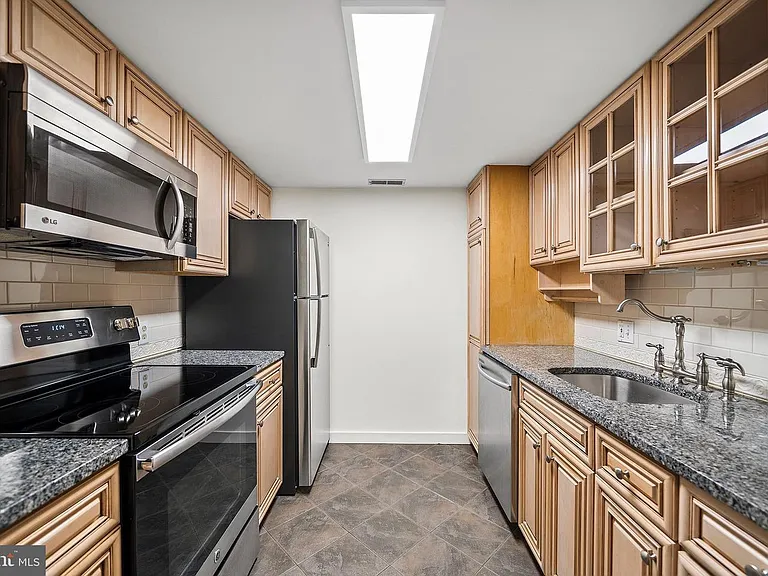 1023 Clinton St #205 — Photo 5