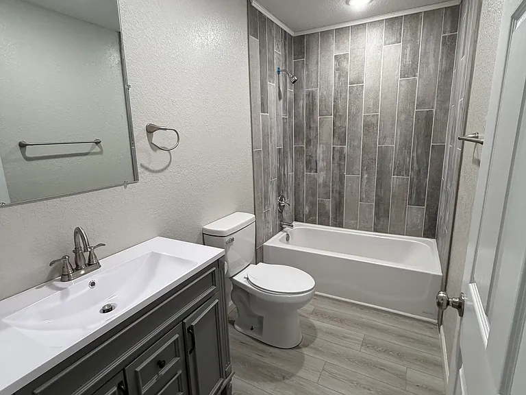 146 Roberts St — Photo 11