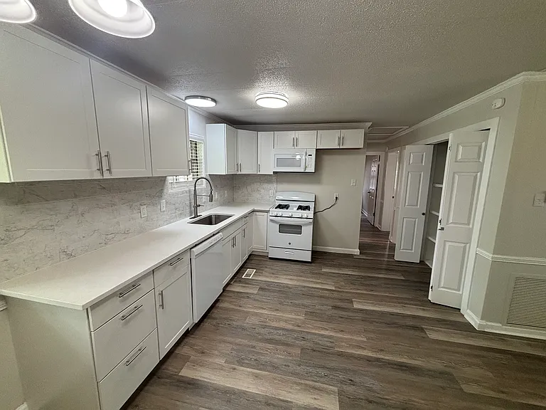8100 N Claremont Ave — Photo 7