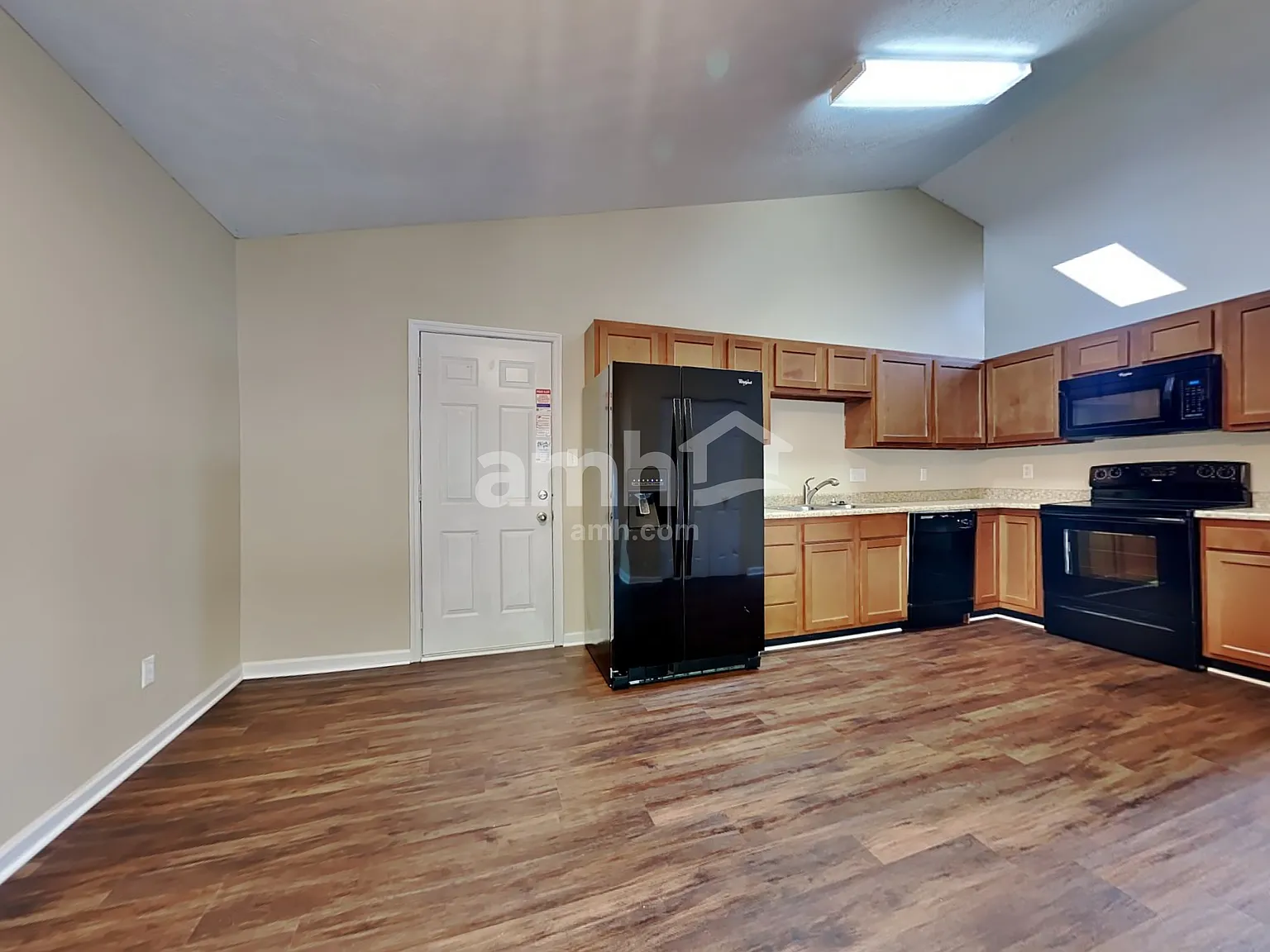 3 bed, 2.0 bath, 1212 sqft, $1,935 — Photo 3