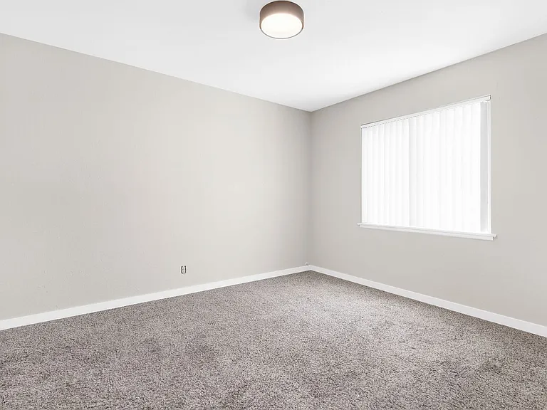 611-613 Russell Boulevard — Photo 13