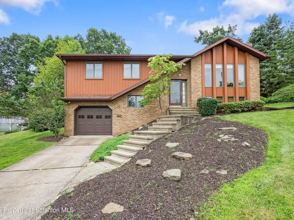 7 Sharon Dr, Moosic, PA 18507