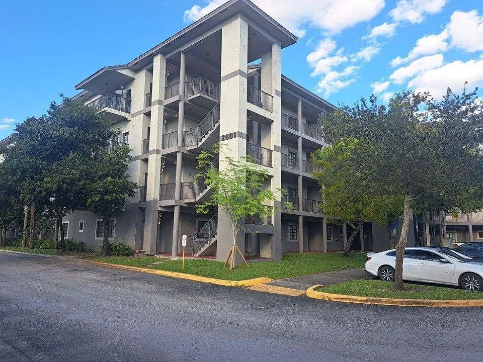 2801 Riverside Dr #105