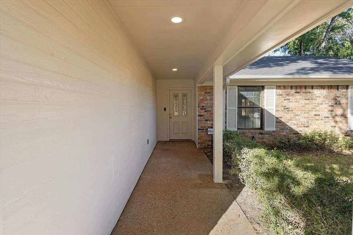 907 Peggy Dr — Photo 4