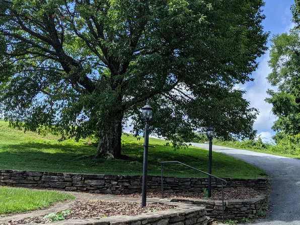 97 Orchard Hl, Saluda, NC 28773
