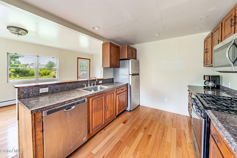 2nd image of 61 Thatcher Street