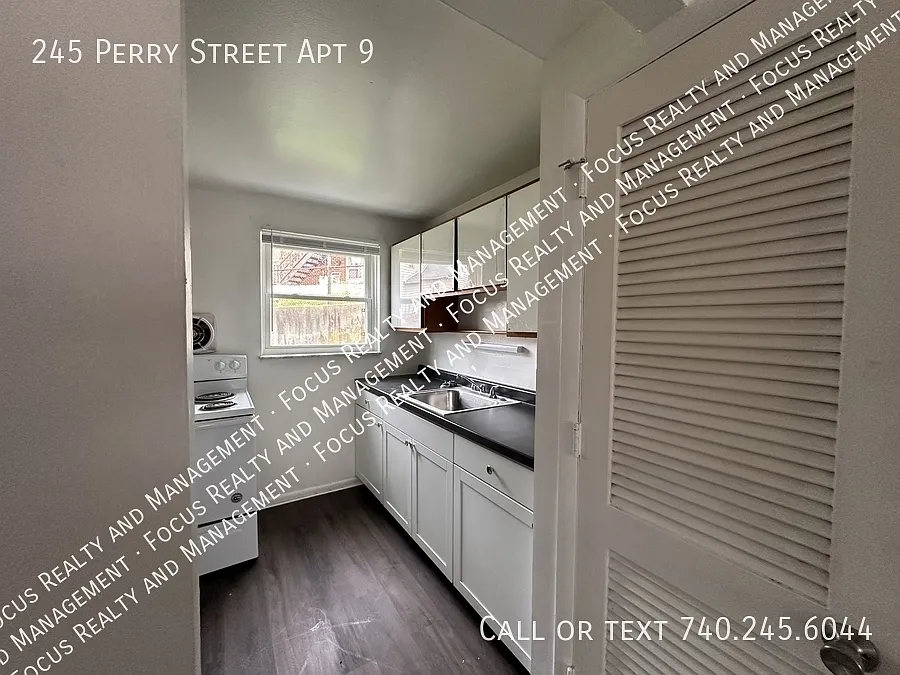Building Photo - 245 Perry St #9