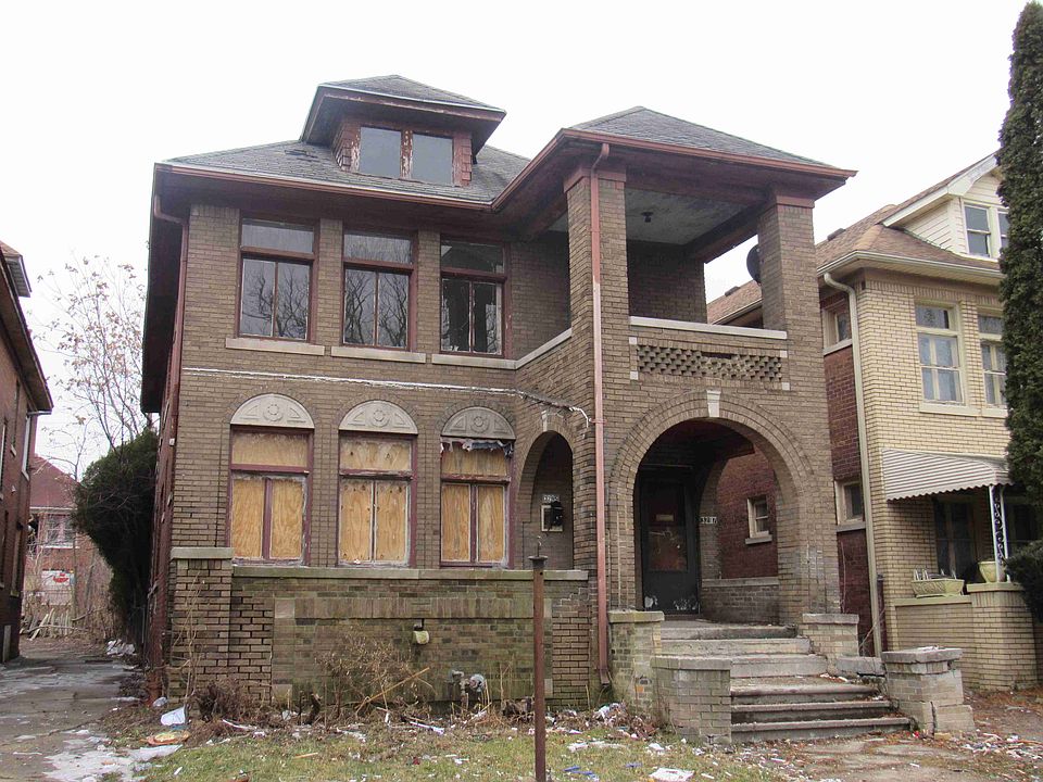 3295 Grand