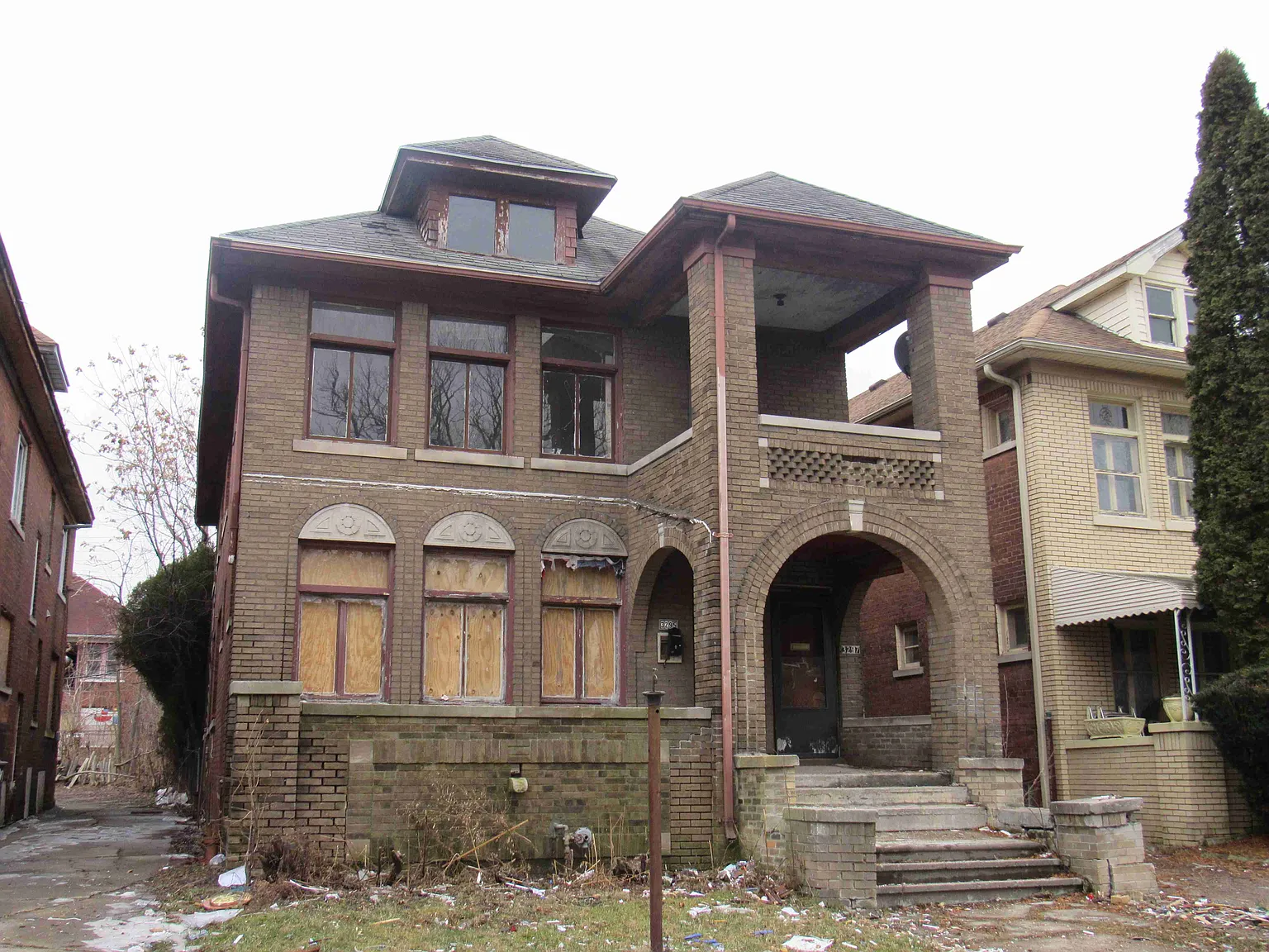 3295 W Grand St photo 1