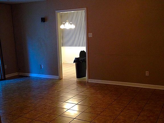 3rd image of 104 Sandhurst Cir