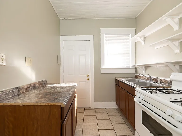 190 Hawthorne St — Photo 14