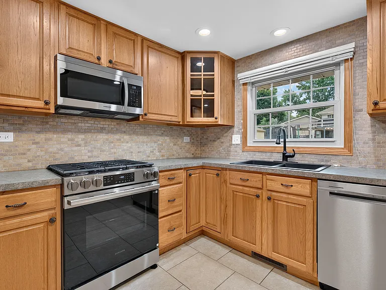 135 Jeffery Ln — Photo 16