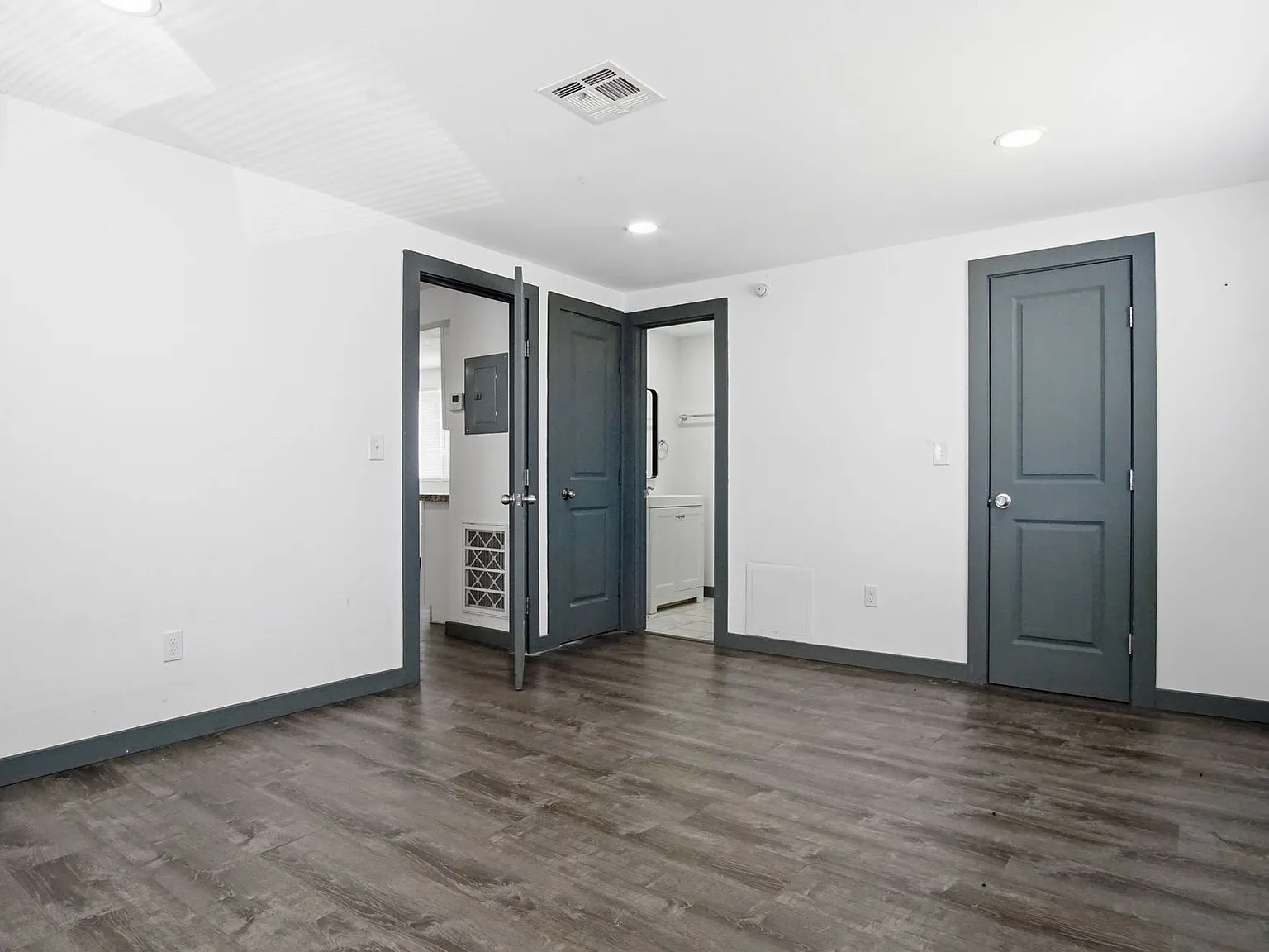 Welcome Home to Comfortable Living at 6111 S Klein Ave! — Photo 3