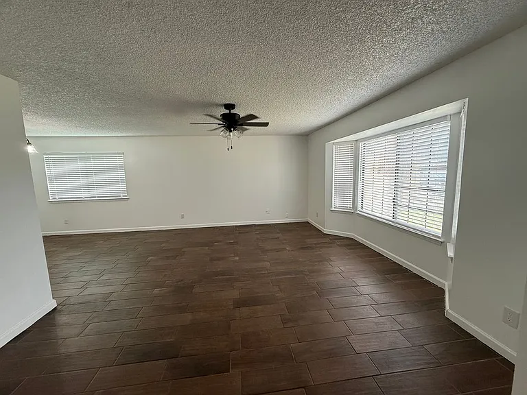 2704 Pinewood Dr — Photo 7