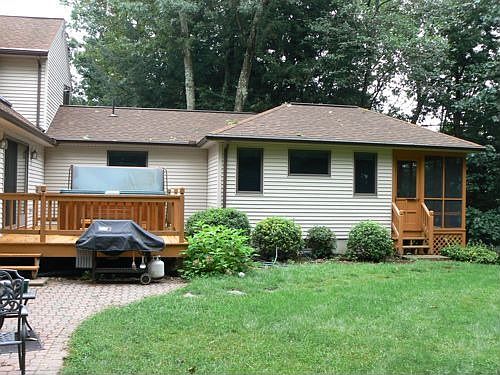 Deck with 6 Person Hot Tub