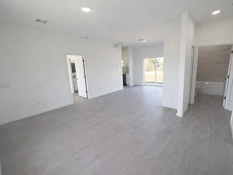 1248 Hillcrest St E — Photo 4