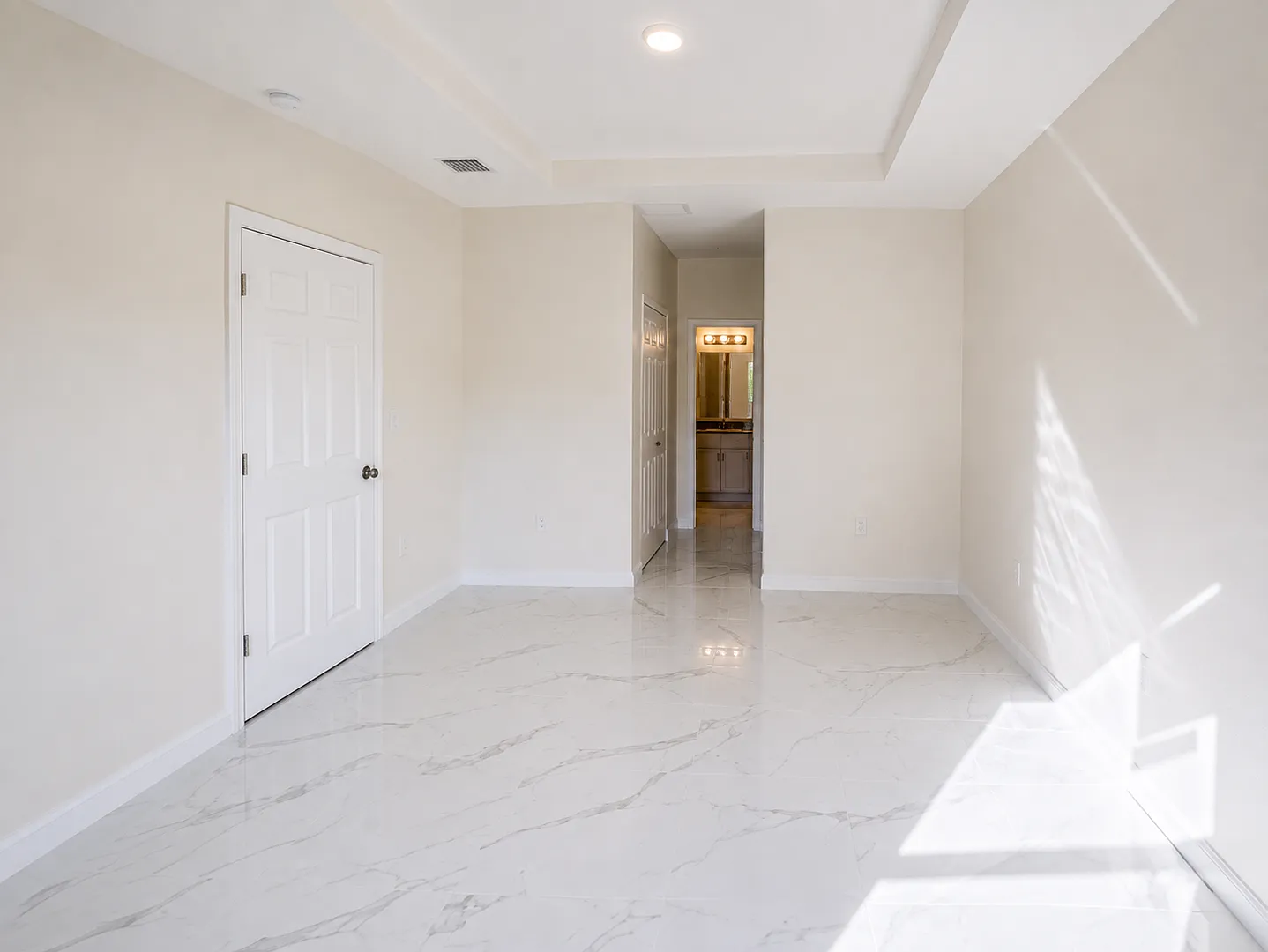 Large 4 Bedroom, 3 Bath, 2 Car Garage-Move In Ready! — Photo 3