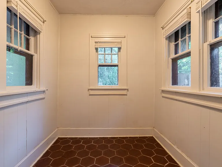 1554 S Campbell Ave — Photo 11