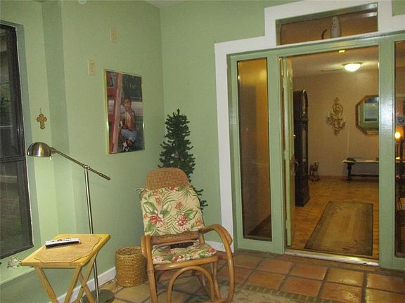 front sun room view towards the entry;