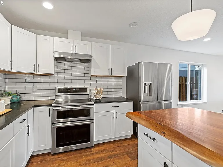 570 NE 55th Ave — Photo 9