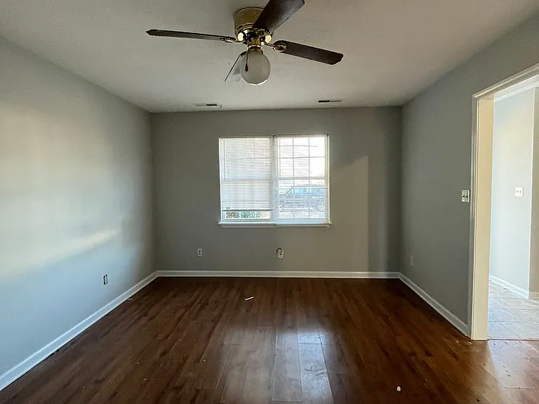 105 Hillridge Ct — Photo 2