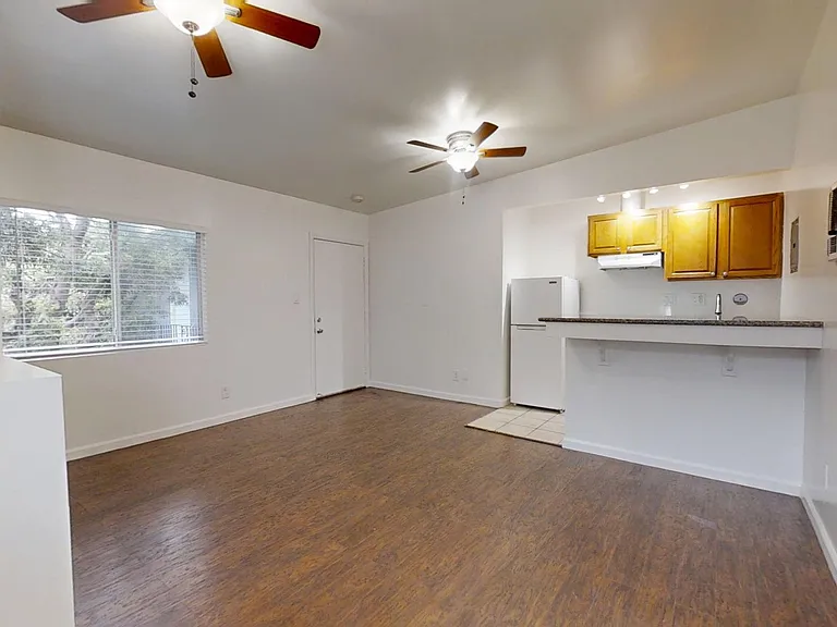 Sea Breeze Apartments — Photo 5