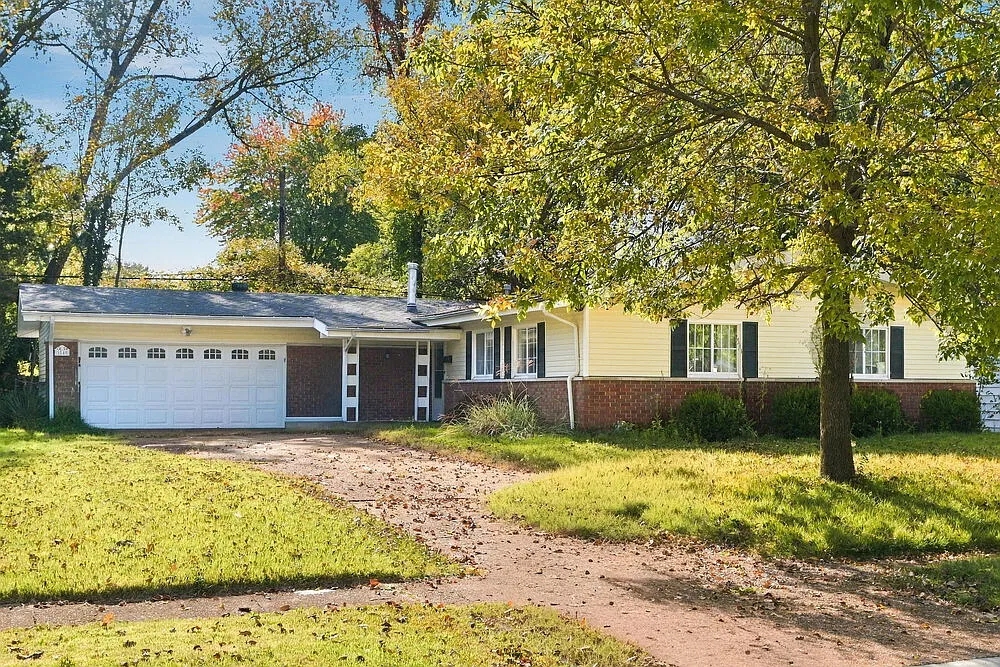 3 bed, 2.0 bath, 1611 sqft, $2,075 — Photo 1