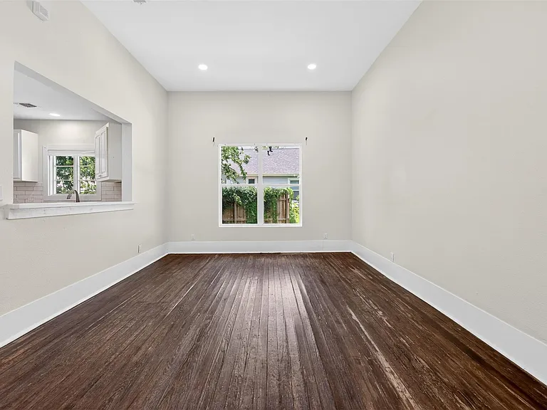 529 W Clark St — Photo 4