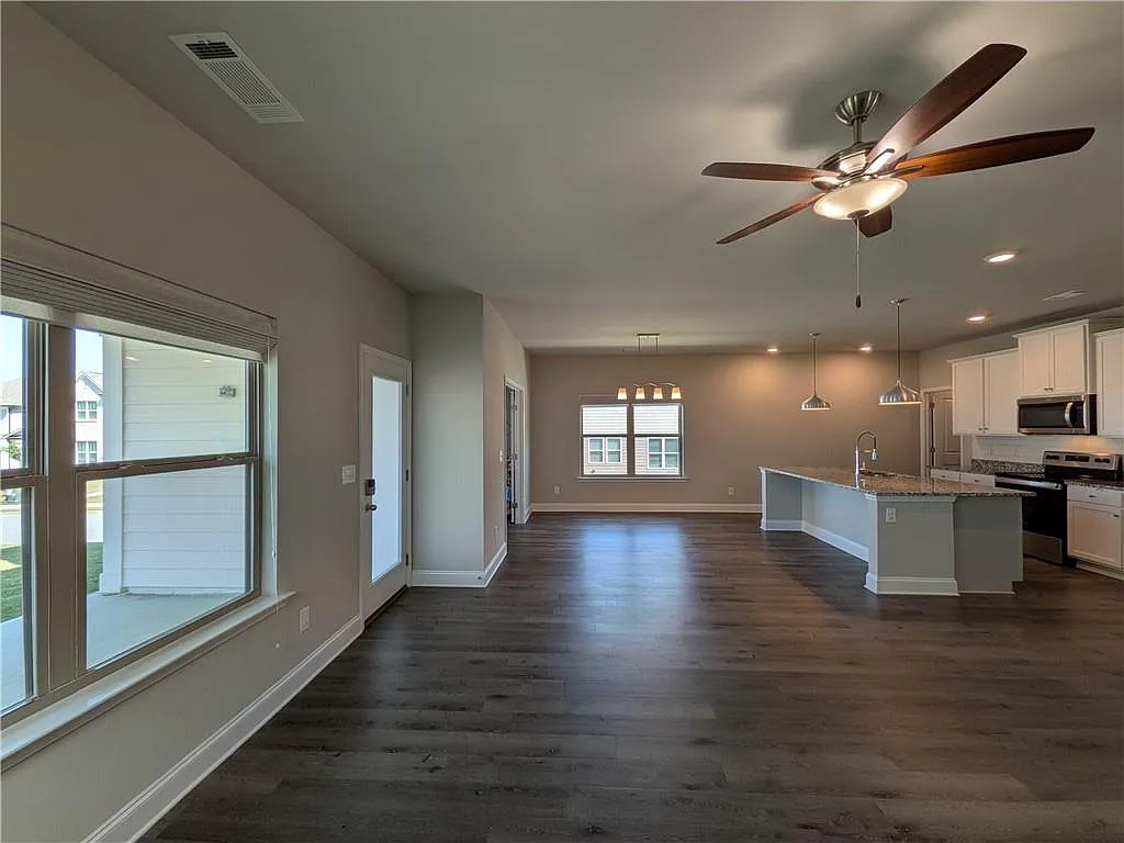 4 bed, 2.5 bath, 2482 sqft, $2,700 — Photo 4