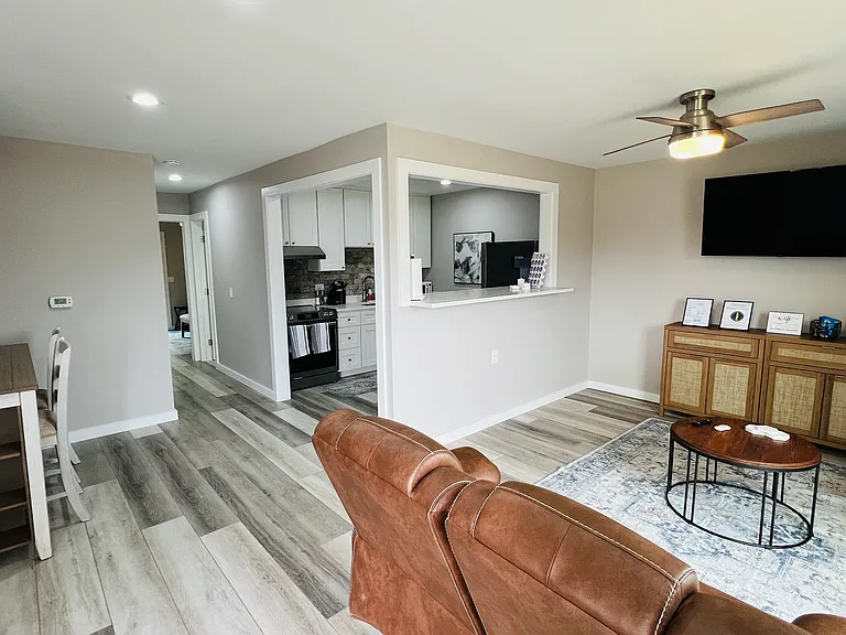 819 E Lee St #8 — Photo 8