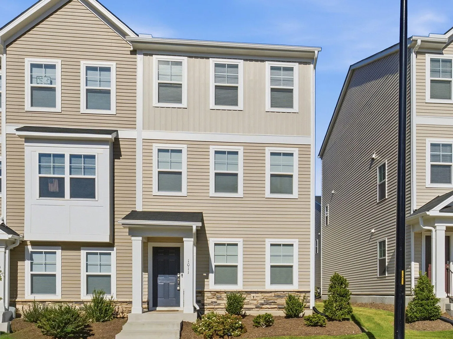 3 bed, 3.5 bath, 1733 sqft, $2,315 — Photo 1