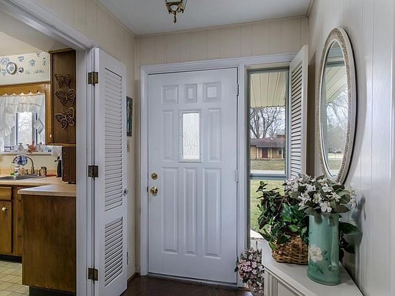 3rd image of 479 Meadowview Dr