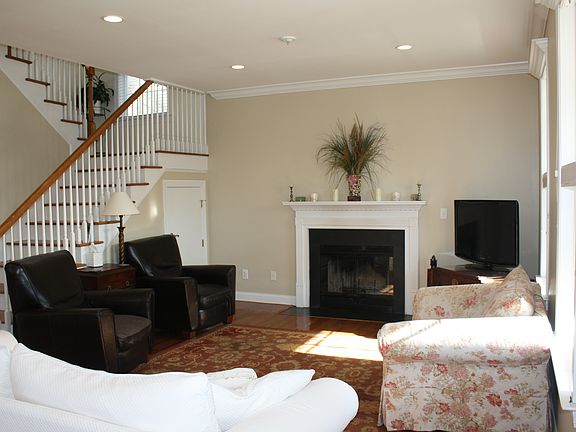 Large LR w/closet under step