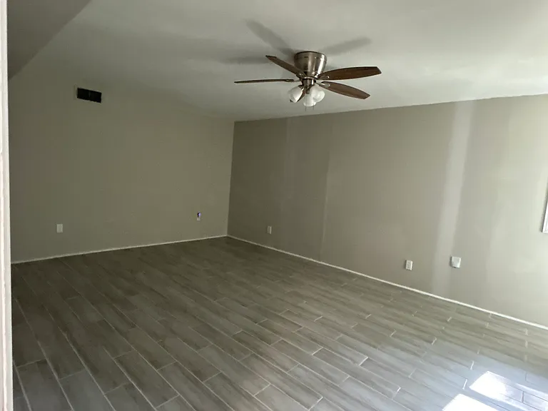 555 Glencove Dr — Photo 10