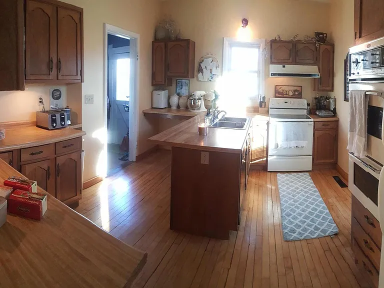 kitchen with dishwasher, disposal, ovens, fridge