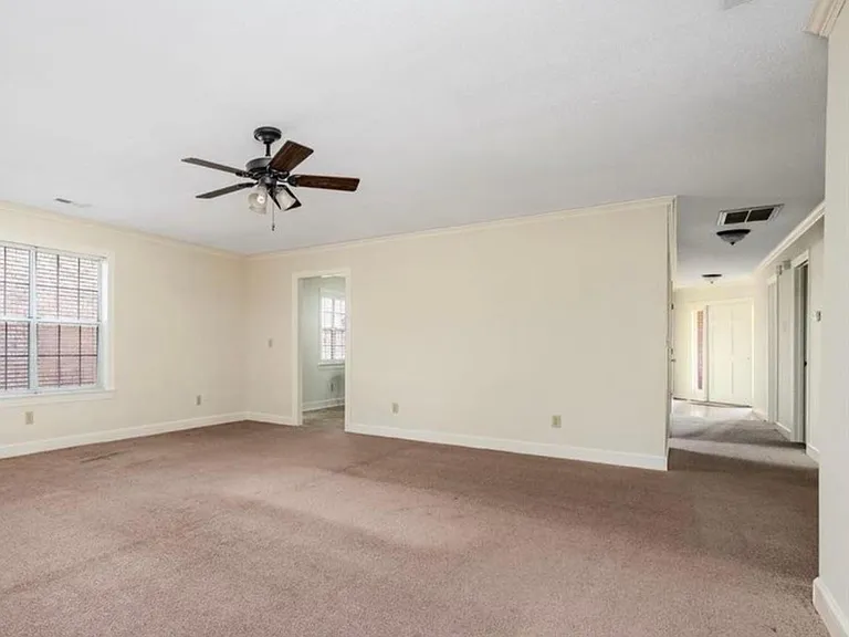 115 Charleston Way — Photo 2