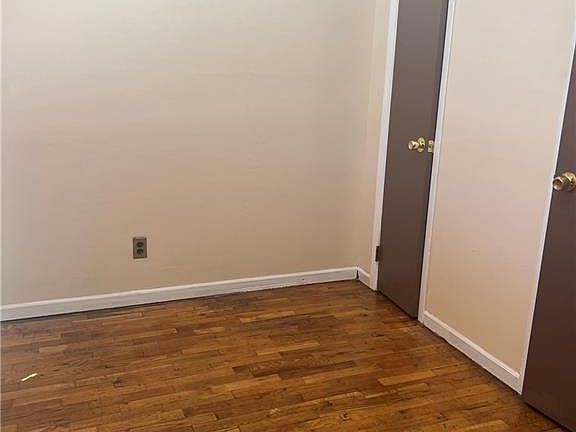 4th image of 3526 Eastchester Rd