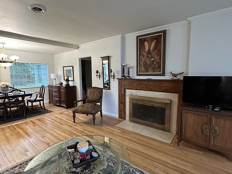 1011 Bryant Ave — Photo 4